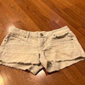 Light denim shorts with trim